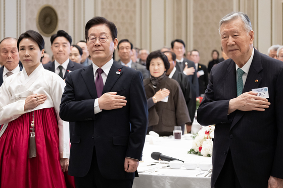 이재명 대통령과 김혜경 여사가 22일 오전 청와대 영빈관에서 열린 대한노인회 초청 오찬 '어르신이 걸어온 길, 우리가 이어갈 길'에 참석해 국민의례를 하고 있다. 오른쪽은 이중근 대한노인회장. 대통령실사진기자단