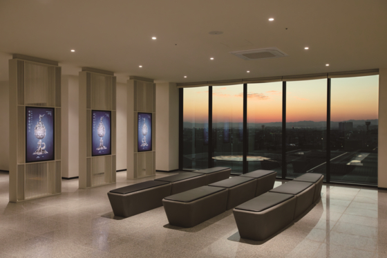 '백제대향로관'과 같은 층에 마련된 휴게공간 '향·유'. 부여를 내려다볼 수 있다. 사진 국립부여박물관