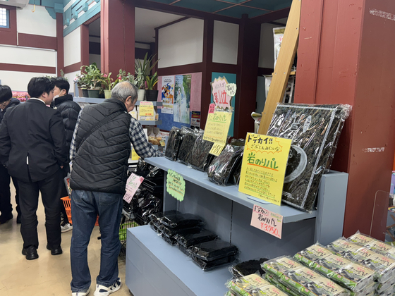 지난 18일 고려관에서 방문객들이 한국 김 등을 둘러보고 있다. 김현예 특파원 