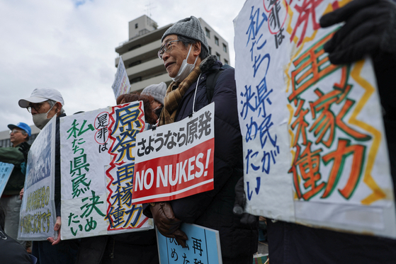 22일 일본 니가타현 의회 앞에서 약 300명의 주민이 원전 재가동 반대 시위를 벌이고 있다. 로이터=연합뉴스