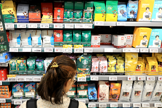 12일 서울 시내의 한 마트에 원두커피가 진열된 모습. 뉴스1