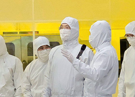 이재용 삼성전자 회장이 22일 삼성전자 기흥캠퍼스 내 첨단 복합 반도체 연구개발(R&D) 센터인 NRD-K 클린룸 시설을 살펴보고 있다. 사진 삼성전자