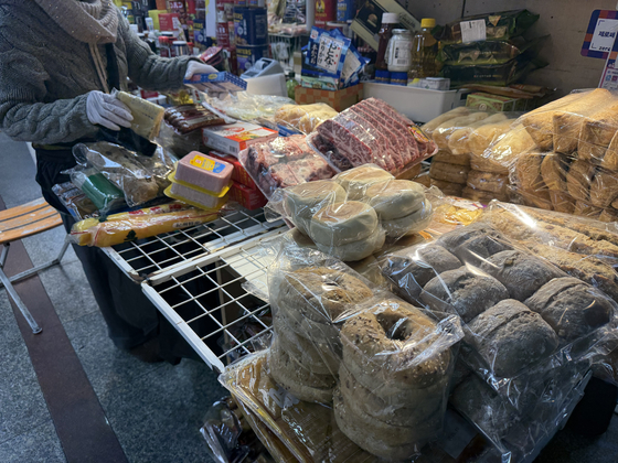 22일 남대문시장에서 상점 주인 안모(73)씨가 자신이 파는 수입 치즈·육류·빵 등을 정리하고 있다. 남수현 기자 