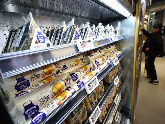 지난달 27일 서울 성동구 이마트24 플래그십 스토어 '트렌드랩 성수점'에서 고객들이 쇼핑을 하고 있다. 연합뉴스