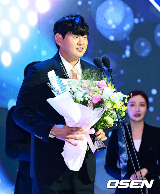 [OSEN=지형준 기자] 24일 오후 서울 잠실 롯데호텔 월드 크리스탈볼룸에서 ‘2025 신한 SOL뱅크 KBO 시상식’이 열렸다.KBO 시상식에서 가장 관심을 모으는 것은 단연 MVP 수상자다. 올해 MVP 레이스는 한화 코디 폰세와 삼성 르윈 디아즈의 2파전이다.퓨처스리그 북부리그 타율상을 수상한 한화 장규현이 소감을 말하고 있다. 2025.11.24 /jpnews@osen.co.kr