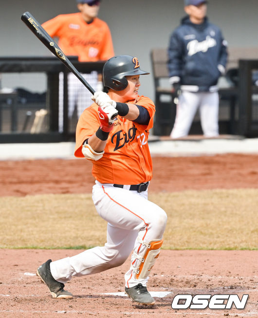 [OSEN=대전, 박준형 기자]  6일 오후 대전 한화생명 볼파크에서 한화 자체 청백전 경기가 진행됐다. 한화이글스와 한화퓨처스로 팀을 나눴다. 장규현이 1타점 적시 2루타를 날리고 있다.  2025.03.06 / soul1014@osen.co.kr