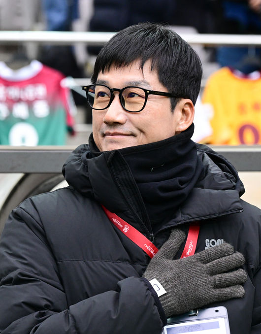 [OSEN=상암월드컵경기장, 조은정 기자] 2025 하나은행 코리아컵 전북FC와 광주FC의 결승전이 6일 서울 마포구 서울월드컵경기장에서 열렸다.시민구단 광주는 사상 첫 코리안컵 우승에 도전, 전북은 올해 K리그1 우승에 이어 두 번째 더블을 노린다.이정효 감독이 애국가를 제창하고 있다. 2025.12.06 /cej@osen.co.kr