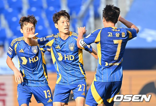 [OSEN=울산, 이석우 기자] 26일 울산 문수축구경기장에서 하나은행 K리그1 2025 울산 HD와 대구FC의 경기가 열렸다.  울산은 불안했던 팀 분위기를 수습하며 '챔피언의 자존심'을 되찾으려 하고, 대구는 '잔류'를 향한 마지막 희망을 걸고 있다.울산 HD 이청용이 후반 추가시간에 극적인 동점골을 성공시키고 고승범과 기뻐하고 있다. 2025.10.26 / foto0307@osen.co.kr