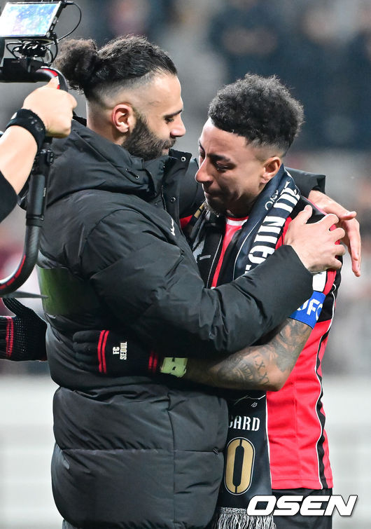 [OSEN=서월월드컵경기장, 박준형 기자] 제시 린가드(33, 서울)의 라스트 댄스는 무승부로 끝났다.FC서울은 10일 오후 서울월드컵경기장에서 2025~2026시즌 아시아축구연맹(AFC) 챔피언스리그 엘리트(ACLE) 리그 스테이지에서 린가드의 선제골이 터졌지만 지키지 못하고 멜버른 시티와 1-1로 비겼다.서울(2승3무1패, 승점 9)은 5위로 밀렸다. 멜버른 스티(3승1무2패, 승점 10점)는 4위다.경기종료 후 FC서울 린가드 고별행사에서 린가드가 눈물을 보이고 있다.  2025.12.10 / soul1014@osen.co.kr