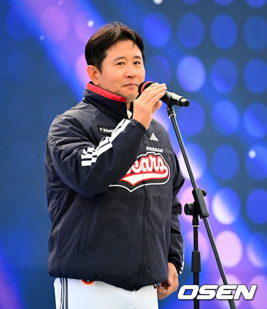 [OSEN=잠실, 지형준 기자] 프로야구 두산 베어스가 23일 오후 서울 잠실야구장에서 ‘2025곰들의 모임’을 개최했다.곰들의 모임은 한 시즌 동안 변함없는 응원을 보내준 최강10번타자 팬들에게 감사의 마음을 전하기 위해 마련된 팬 페스티벌이다.손시헌 코치가 인사를 하고 있다. 2025.11.23 /jpnews@osen.co.kr