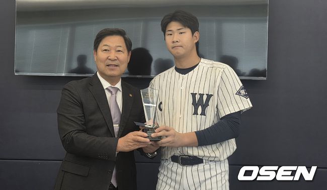 [OSEN=도곡동, 한용섭 기자]NC 다이노스 신인 이희성(원주고)이 22일 서울 강남구 도곡동 한국야구위원회(KBO)에서 열린 '제9회 이만수 포수상 및 홈런상' 시상식에서 이만수 포수상을 수상했다./orange@osen.co.kr