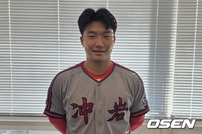 [OSEN=도곡동, 한용섭 기자]KT 위즈에 지명된 신인 김건휘(충암고)가 22일 서울 강남구 도곡동 한국야구위원회(KBO)에서 열린 '제9회 이만수 포수상 및 홈런상' 시상식에서 이만수 홈런상을 수상했다./orange@osen.co.kr