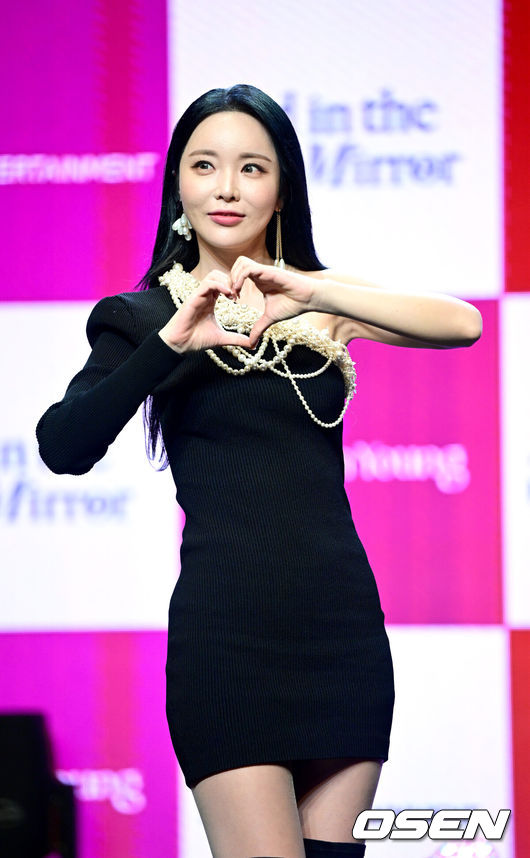 [OSEN=최규한 기자] 가수 홍진영이 2일 오후 서울 청담동 일지아트홀에서 데뷔 15주년 기념 미니앨범 'Color Mood(컬러 무드)’ 쇼케이스를 열었다.홍진영이 포즈를 취하고 있다. 2022.12.02 / dreamer@osen.co.kr