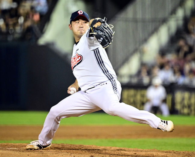 [OSEN=잠실, 조은정 기자]27일 오후 서울 잠실구장에서 ‘2025 신한 SOL Bank KBO리그’ 두산 베어스와 삼성 라이온즈의 경기가 열렸다.두산은 윤태호, 삼성은 가라비토를 선발로 내세웠다.4회초 2사 두산 김정우가 역투하고 있다. 2025.08.27 /cej@osen.co.kr