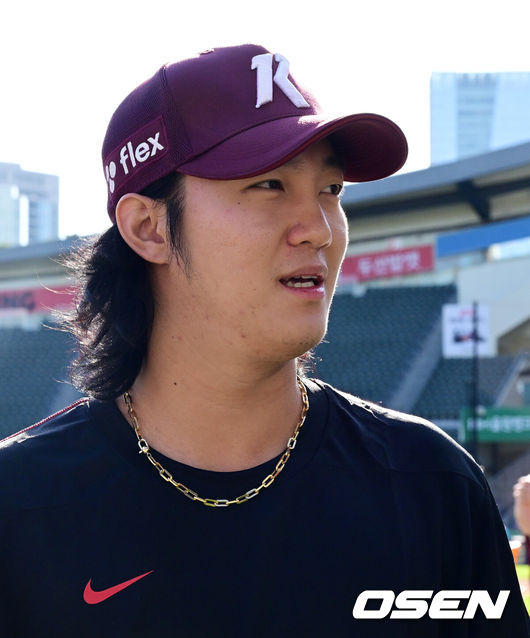 [OSEN=잠실, 지형준 기자] 18일 오후 서울 잠실구장에서 ‘2025 신한 SOL Bank KBO리그’ 두산 베어스와 키움 히어로즈의 경기가 열린다.군 복무를 마친 키움 안우진이 1군 엔트리에 등록, 선수단에 합류했다.안우진은 당초 17일사회복무요원 소집 해제 후 팀에 합류할 예정이었으나 지난달 퓨처스팀 자체 청백전에 등판한 후 추가 훈련 과정에서 어깨 부상을 입어 수술을 받았다. 구단은 안우진이 재활에 전념할 수 있도록 의료 지원에만 집중할 계획이었으나, 최근 안우진으로부터 선수단과 함께 시즌을 마무리하고 싶다는 강한 의지와 함께 확대 엔트리 등록 요청을 받았고, 논의 끝에 수용하기로 결정했다.오늘(18일)잠실 두산전부터 정규시즌 최종전인 30일고척 SSG전까지 남은 시즌 7경기 동안 덕아웃에서 선수단과 함께할 예정이다. 경기에 앞서 1군 엔트리에 등록한 키움 안우진이 선수단 미팅을 하고 있다. 2025.09.18 /jpnews@osen.co.kr