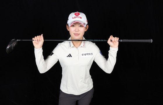 LPGA 투어 데뷔를 앞둔 황유민이 드라이버를 번쩍 들며 포즈를 취하고 있다. 강정현 기자