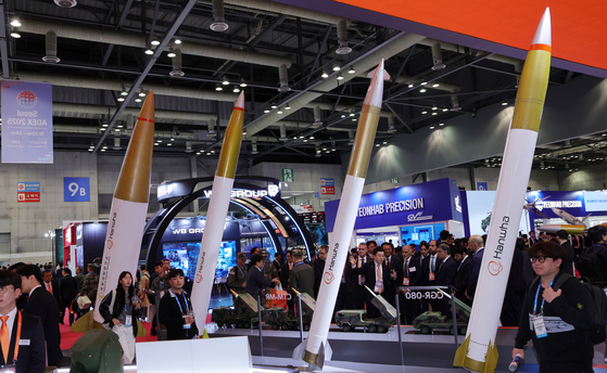 지난 10월 경기 고양시 킨텍스에서 열린 서울 국제 항공우주 및 방위산업 전시회(ADEX)에서 국내외 관람객들이 첨단 무기들을 둘러보고 있다. 연합뉴스