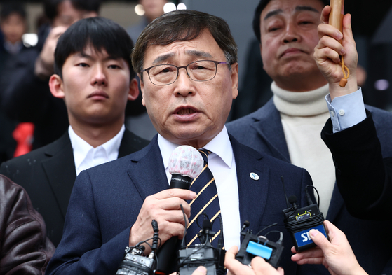 정근식 서울시교육감이 지난 16일 오후 서울 중구 서울시의회 앞에서 학생인권조례 폐지 조례안 통과 관련 기자회견에서 발언하는 모습. 뉴스1