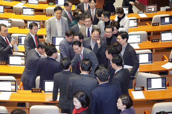 장동혁 국민의힘 대표가 23일 서울 여의도 국회에서 열린 제430회국회(임시회) 제2차 본회의에서 '12·3 윤석열 비상계엄 등에 대한 전담재판부 설치 및 제보자 보호 등에 관한 특별법안(대안)에 대한 수정안'에 대한 무제한 토론(필리버스터)을 마친 후 의원들과 인사하고 있다. 뉴스1