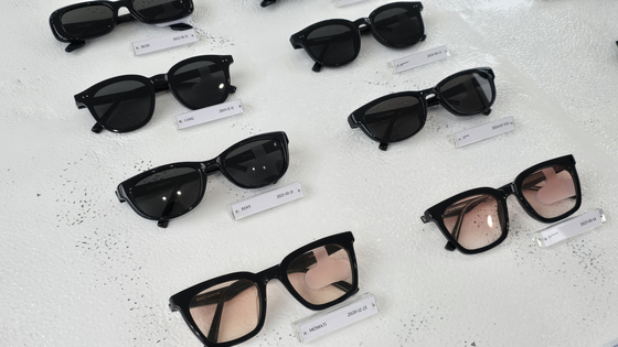 서울 성동구 성수동 사옥에서 간담회를 연 아이아이컴바인드는 동종업계 블루엘리펀트가 자사 제품을 모방해 판매하고 있다며 민형사상 법적 조치에 나섰다고 밝혔다. 사진은 아이아이컴바인드가 자사 브랜드 젠틀몬스터와 유사도를 파악한 블루엘리펀트의 아이웨어 제품. 노유림 기자