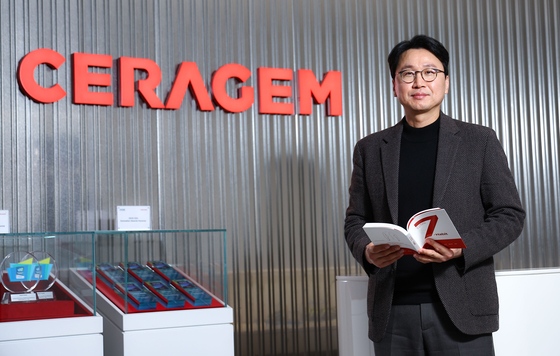 이경수 세라젬 대표가 서울 강남구 세라젬 서울타운 전시공간에서 에서 중앙일보와 인터뷰하고 있다. 김종호 기자