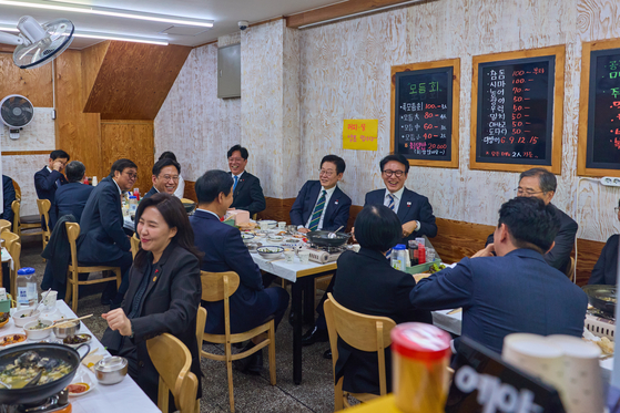 이재명 대통령이 23일 부산 부산진구 부전시장을 찾아 국무위원들과 오찬을 하고 있다. 사진 대통령실