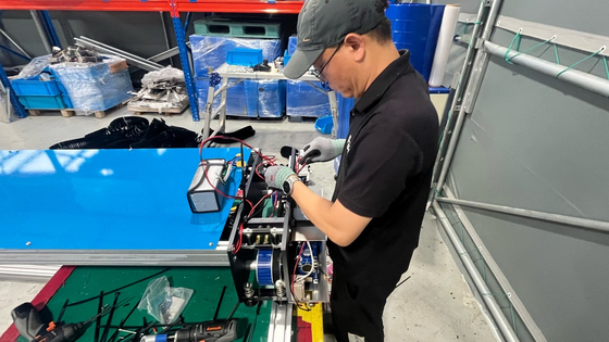 리셋컴퍼니 관계자가 태양광패널 무인청소로봇을 조립하고 있다. 사진 리셋컴퍼니