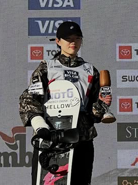 빅에어 월드컵에서 준우승한 후 트로피를 들고 자축하는 유승은. [사진 유승은 인스타그램]