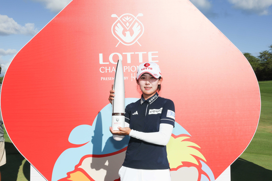 (서울=뉴스1) = 황유민이 4일(현지시간) 하와이 오하우섬 에바비치에 위치한 호아칼레이CC에서 열린 '2025 롯데 챔피언십' 에서 우승 후 트로피를 들어보이고 있다. (대홍기획 제공. 재판매 및 DB 금지) 2025.10.5/뉴스1