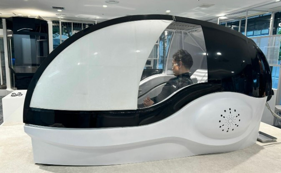 인간 세탁기에서 목욕 체험을 하는 중인 슈칸분슌의 기자. 사진 슈칸분슌