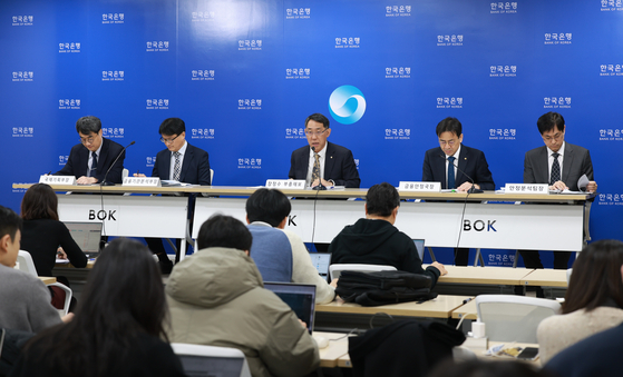 23일 서울 중구 한국은행에서 금융안정보고서 설명회가 열리고 있다. 왼쪽부터 유재현 국제기획부장, 최병오 금융기관분석부장, 장정수 부총재보, 임광규 금융안정국장, 문용필 안정분석팀장. 한국은행 제공.