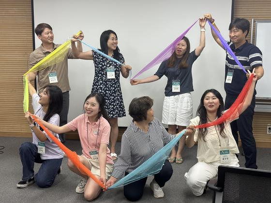 사단법인 대한민국교육봉사단은 2015년 이후 예술치유 기반 인성 교육 프로그램인 '마음톡톡'을 GS그룹과 함께 운영하고 있다. 학생들이 에술활동을 통해 고민을 표현할 수 있도록 해 2025 인성시민교육대상 단체 부문에서 교육부장관상을 받았다. [사진 한국청소년정책연구원]