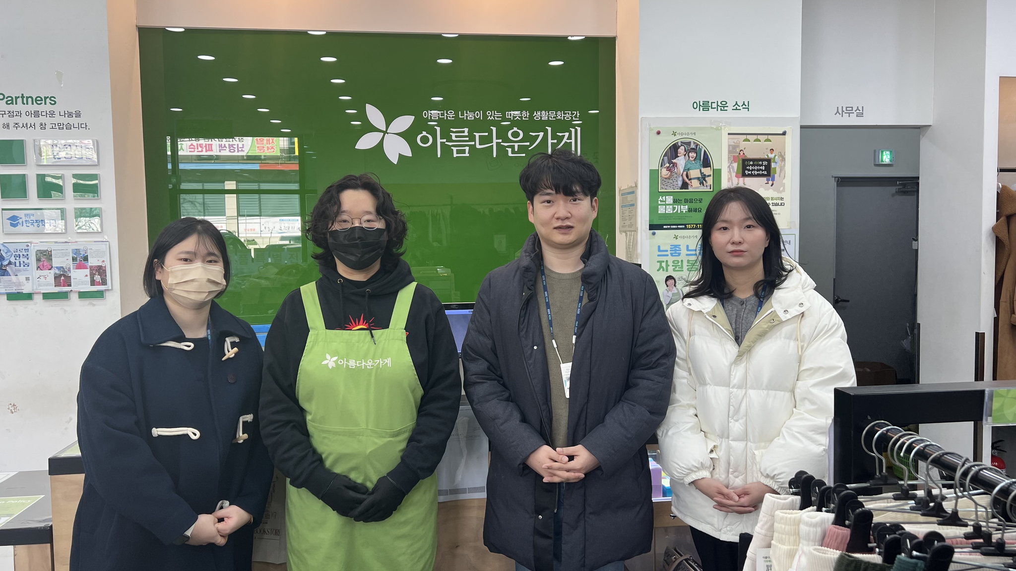 디지털기반지원단 참여인원들이 단체사진을 찍고 있다