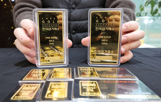23일 서울 종로구 한국금거래소에서 직원이 골드바를 들어보이고 있다. 연합뉴스 
