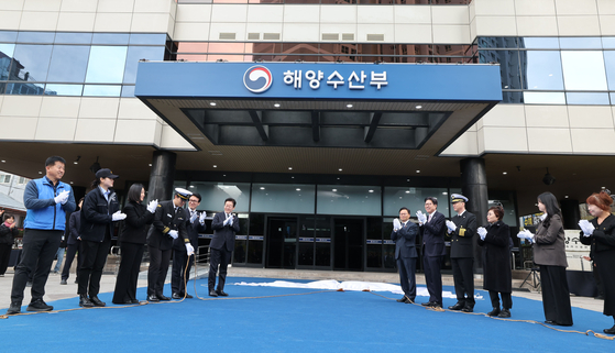 이재명 대통령이 23일 부산 동구 수정동 해양수산부 임시청사에서 열린 해수부 현판 제막식에서 참석자들과 가림천을 걷어내고 있다. 전민규 기자