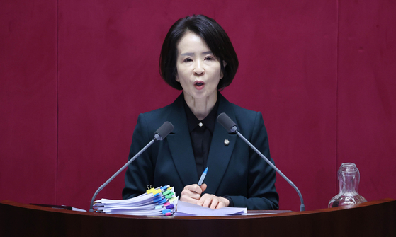 최수진 국민의힘 의원이 23일 국회에서 열린 본회의에서 정보통신망 이용촉진 및 정보보호 등에 관한 법률 일부개정법에 대한 무제한 토론을 하고 있다. 임현동 기자