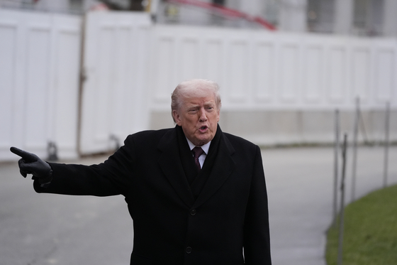 도널드 트럼프 대통령이 지난 17일(현지시간) 기자들의 질문에 답변하고 있다. 트럼프 대통령 뒤편으로 연회장으로 리모델링 중인 백악관 동편 이스트윙의 공사 현장이 보인다. AP=연합뉴스