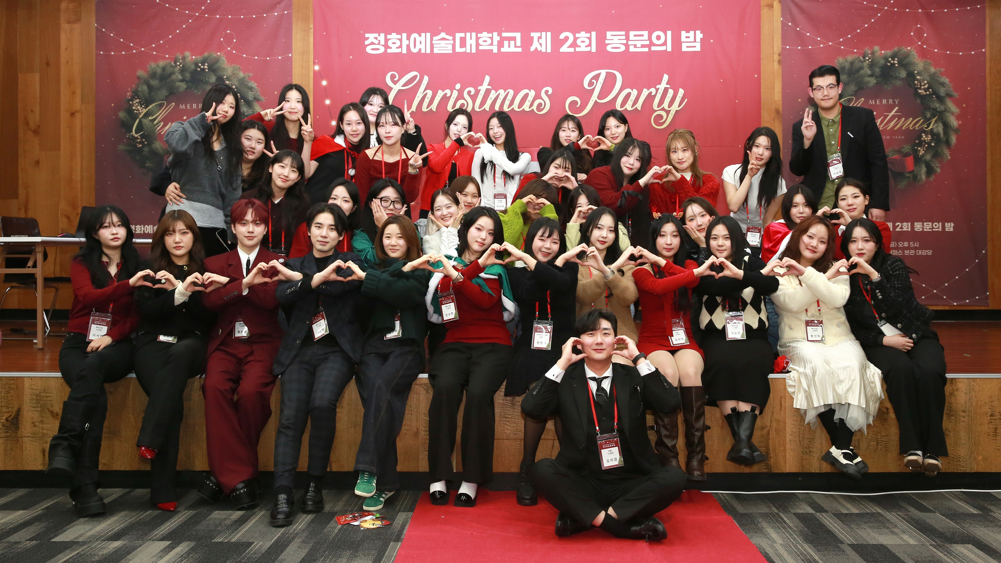 ▲ 정화예대 명동캠퍼스 대강당에서 열린 ‘제2회 미용예술학부 동문의 밤’ 행사에 참석한 동문들이 기념촬영을 하고 있다.