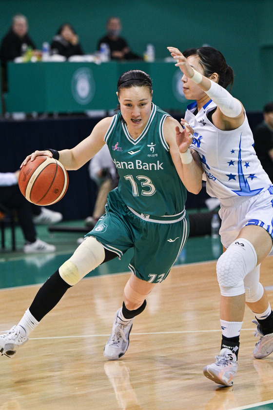 은퇴를 앞두고 여자프로농구 최다 출전 기록을 세운 부천의 김정은(왼쪽). [연합뉴스]