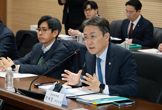 권대영 금융위원회 부위원장이 16일 오후 서울 중구 서민금융진흥원에서 유관기관과 함께 개최한 복합지원 추진단 제5차 회의에서 지난 2년간의 성과를 점검하고 2026년 업무 계획을 발표하는 모습. 뉴스1