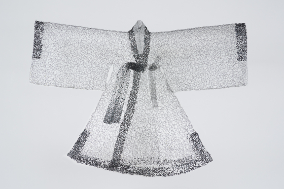 금기숙 작가가 서울공예박물관에 기증한 패션아트 55건(56점) 가운데 하나인 ‘학창의’(가로 2.4mx세로 1.76m). 조선 사대부가 입던 크기와 비례를 그대로 살렸다. [사진 서울공예박물관]