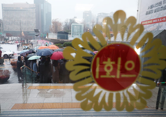 정근식 서울시교육감을 비롯한 시의회 의원들이 지난 16일 오후 서울 중구 서울시의회 앞에서 학생인권조례 폐지 조례안 통과 관련 기자회견을 열고 입장을 발표하고 있는 모습. 뉴스1