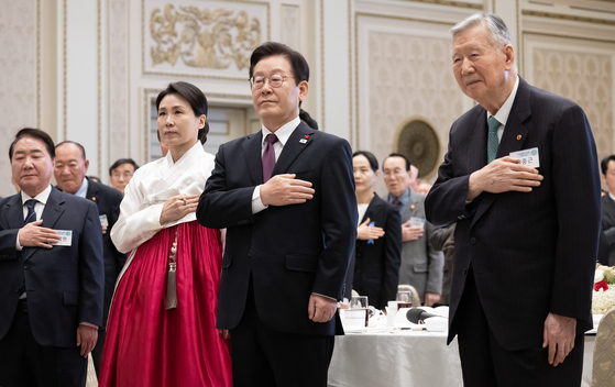 이재명 대통령이 22일 청와대 영빈관에서 열린 대한노인회 초청 오찬에 앞서 국민의례를 하고 있다. 오른쪽은 이중근 대한노인회 회장. 전민규 기자 