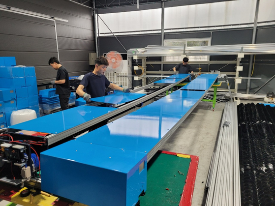 리셋컴퍼니 직원들이 태양광패널 무인청소로봇을 조립하고 있다. 사진 리셋컴퍼니