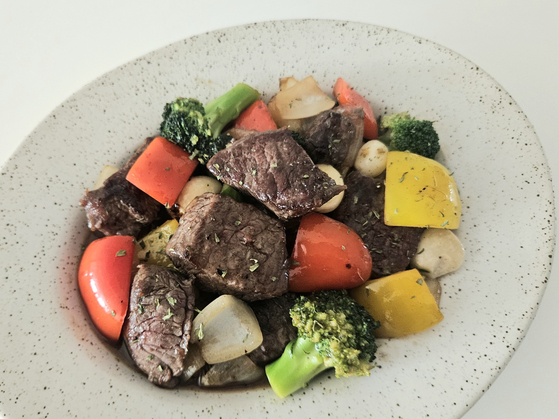 연말 식탁에 잘 어울리는 찹스테이크. 사진 신혜원 