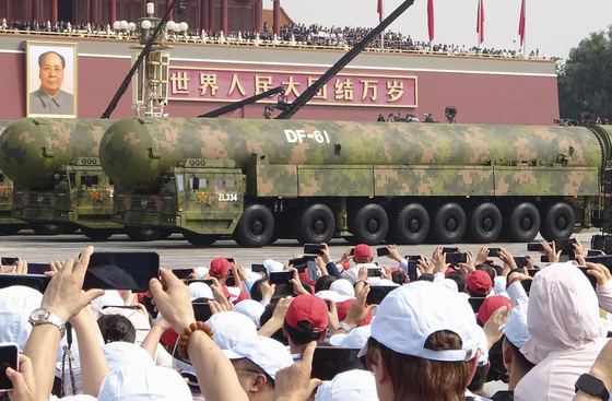 지난 9월 3일 중국 베이징 톈안먼광장에서 열린 전승절 80주년 기념 대규모 열병식에 대륙간탄도미사일(ICBM) '둥펑(東風·DF)-61'이 모습을 드러냈다. 연합뉴스
