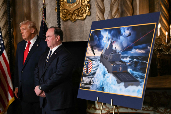 22일(현지시간) 도널드 트럼프 대통령의 골든 플릿 발표 기자회견에는 마르코 루비오 국무장관, 피트 헤그세스 국방장관, 존 펠란 해군장관 등 트럼프 행정부 소속 안보 핵심 인사들이 대거 참석했다. 트럼프의 옆은 존 펠란 해군 장관. AFP=연합뉴스