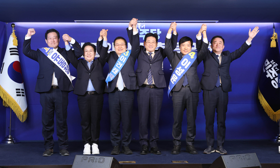 더불어민주당 최고위원 선출을 위한 1차 합동연설회가 23일 서울 영등포구 여의도 중앙당사에서 열렸다. 김정호(오른쪽 세 번째) 중앙당선관위원장과 최고위원 후보들이 기념촬영을 하고 있다. 왼쪽부터 유동철, 문정복, 이건태 후보, 김 위원장, 이성윤, 강득구 후보. 국회사진기자단