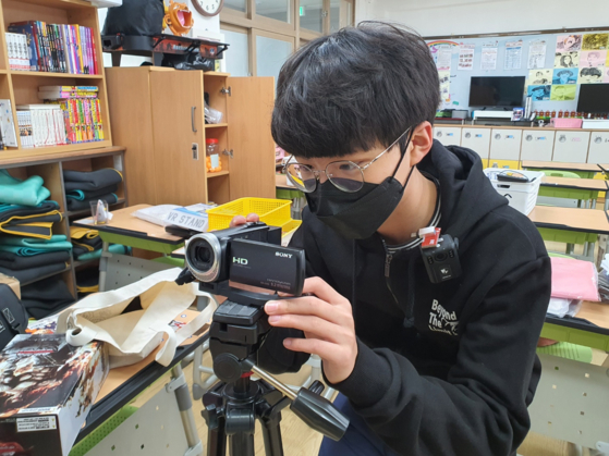 하양초등학교 학생들이 단편영화를 제작하는 모습. 이재영 하양초등학교 교사는 학생들과 단편영화를 제작하는 방식으로 인성교육을 해 2025년 대한민국 인성시민교육대상에서 교육부장관상을 받았다. [사진 이재영 교사]