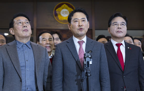 국민의힘 장동혁 대표가 23일 내란전담재판부법에 반대해 국회 본회의장에서 24시간 동안 홀로 무제한 토론(필리버스터)을 진행한 뒤 가진 기자회견에서 이재명 대통령에게 내란재판부법 재의요구권을 건의하는 발언을 하고 있다. 연합뉴스